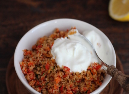 Buchweizenbulgur mit Paprika und Joghurt (und Wissenswertes über Buchweizen)