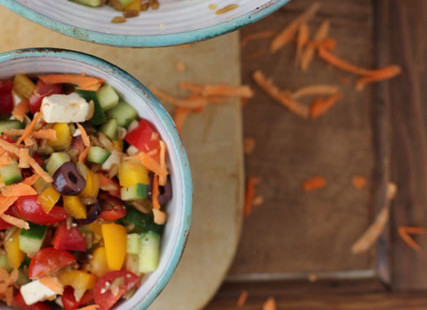 Griechischer Salat mit zwei geheimen Sattmachern