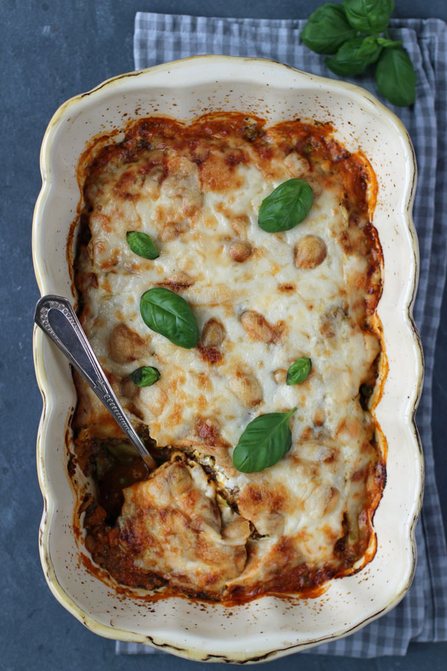 Das beste gesunde Lasagnerezept (optional Low Carb und vegetarisch), mit Gemüse, Quinoa und Linsen, Frischkäse statt Hollandaise und variablen Schichtmöglichkeiten. Ausprobieren! Carrots for Claire