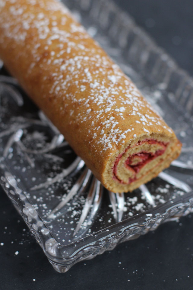 Flaumige Bisquitrolle mit Kokosblütenzucker, Dinkelmehl und Teffmehl und einer Füllung aus Chia Marmelade. Mhhh! Carrots for Claire