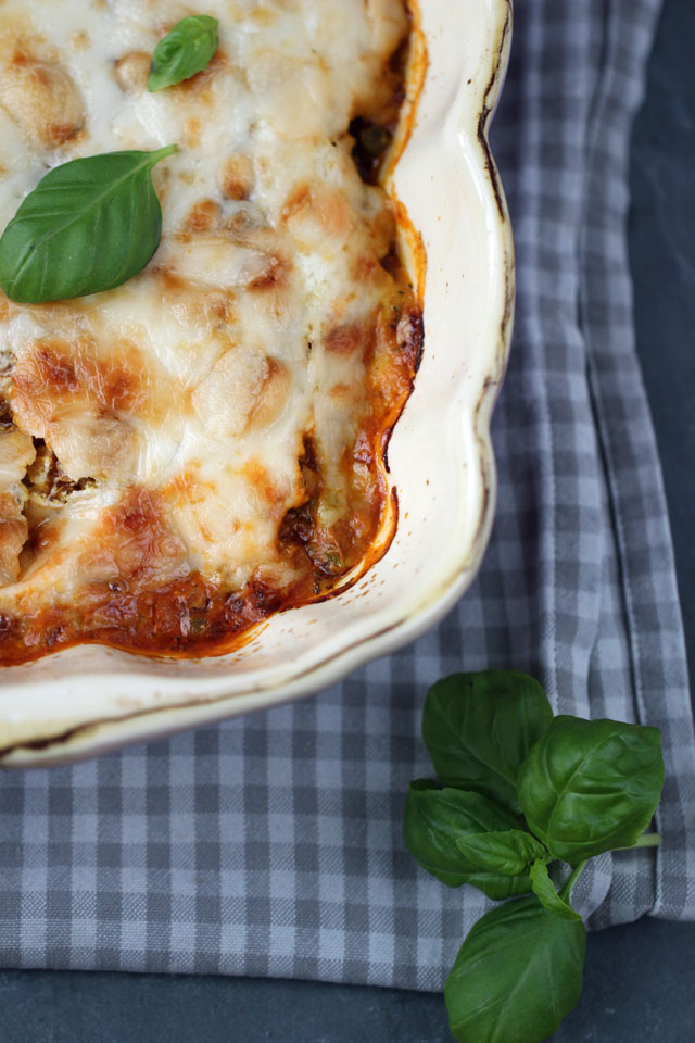 Das beste gesunde Lasagnerezept (optional Low Carb und vegetarisch), mit Gemüse, Quinoa und Linsen, Frischkäse statt Hollandaise und variablen Schichtmöglichkeiten. Ausprobieren! Carrots for Claire