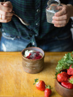 Drei Kochlöffel mit Burger, Pancakes und Porridge aus Amaranth