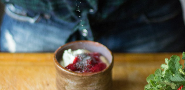 Drei Kochlöffel mit Burger, Pancakes und Porridge aus Amaranth