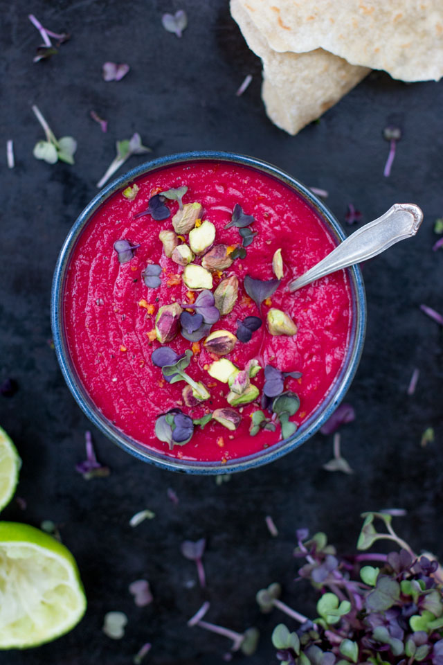 Roher Orangen und rote Beete Humus mit Pistazien