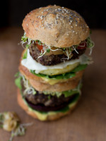 Burger Two Ways mit karamellisierten Zwiebeln & gesunder Mayo