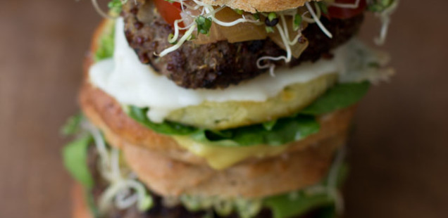 Burger Two Ways mit karamellisierten Zwiebeln & gesunder Mayo