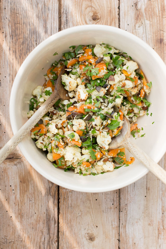 Gebackener Salat mit Tahin-Dressing und Datteln 