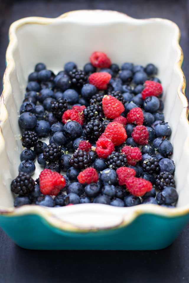 Beeren Crumble oder der schnellste und gesündeste Streuselkuchen