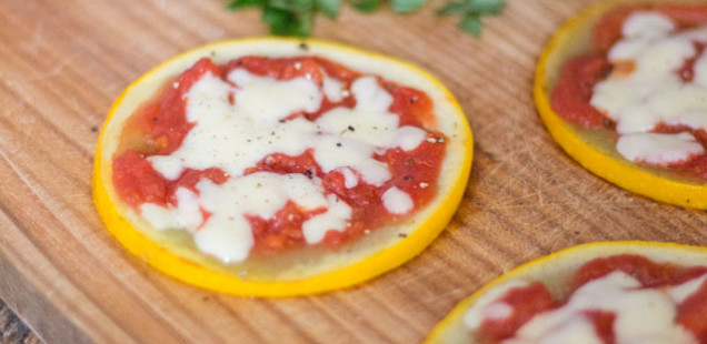 Easy mini Zucchini-Pizzen (optional vegan) und ein paar Worte zu Lightprodukten