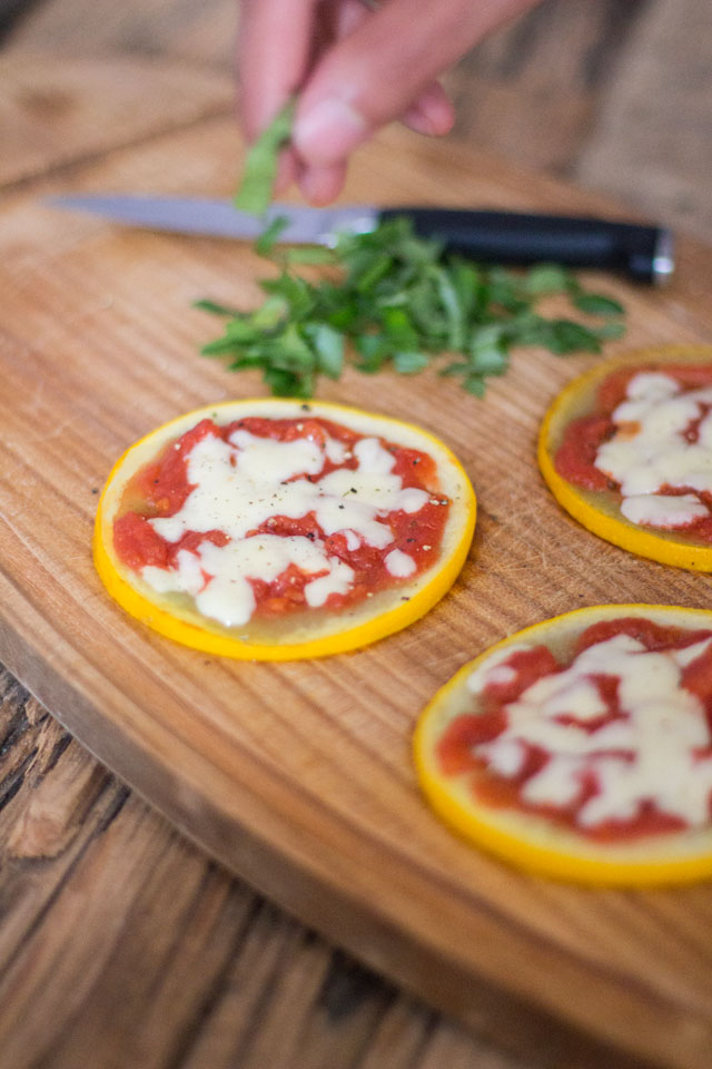 Easy mini Zucchini-Pizzen, optional vegan und ein paar Worte zu Lightprodukten