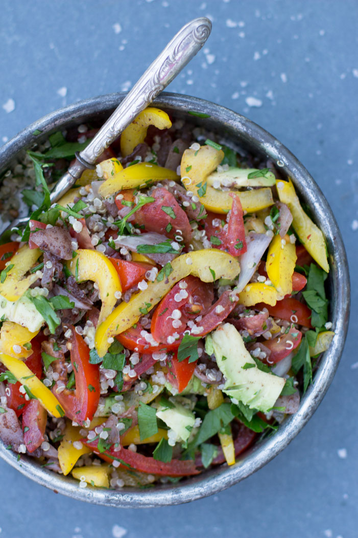 Türlisch inspierierter Quinoa Salat mit milden Sumak-Zwiebeln (ein einfacher Trick, rohen Zwiebeln die Schärfe zu nehmen)