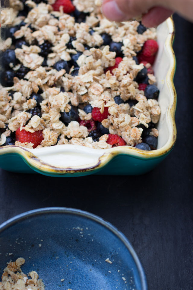 Beeren Crumble oder der schnellste und gesündeste Streuselkuchen