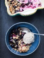 Beeren Crumble oder der vielleicht schnellste und gesündeste Streuselkuchen