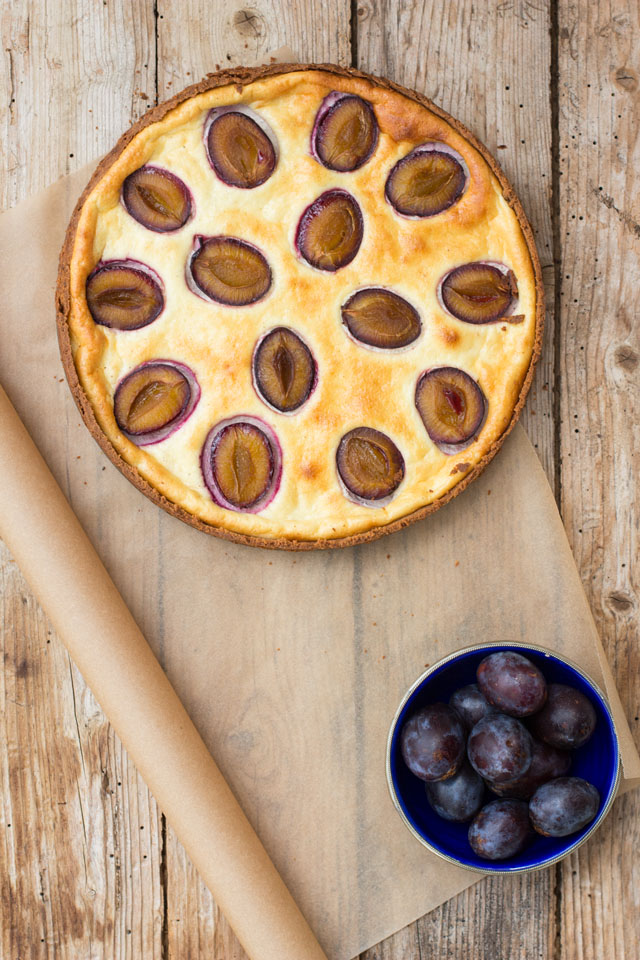 Ahornsirup gesüßter Käsekuchen mit butterfreiem Mandel-Chia-Mürbteig und Zwetschgen - Carrots for Claire