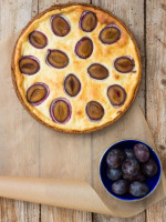 Käsekuchen mit butterfreiem Mandel-Chia-Mürbteig und Zwetschgen