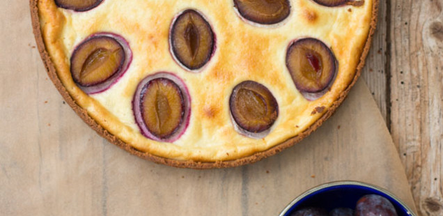 Käsekuchen mit butterfreiem Mandel-Chia-Mürbteig und Zwetschgen