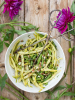 Ein Spätsommertisch mit Bohnensalat, süß gebackenem Fenchel und Dip