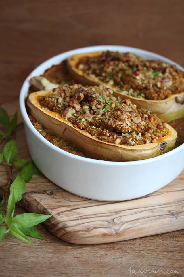 Mit Amaranth und Quinoa gefüllter Kürbis