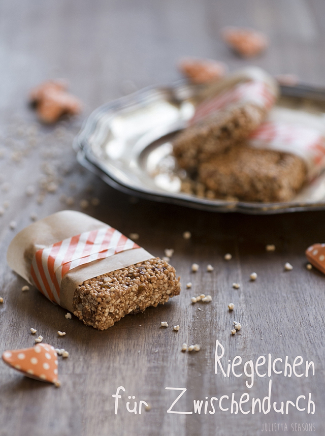 Riegel mit gepopptem Amaranth. Trockenfrüchten, Kakaobutter und Roh-Kakao