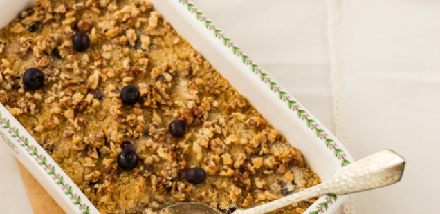 Warmer Hirseauflauf mit Blaubeeren und karamellisierten Walnüssen (zuckerfrei & vegan)