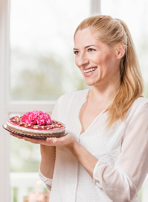 Halbgefrorene Torte mit Beerenmus, zuckerfrei, mehlfrei, vegan, und auf Wunsch nussfrei - Carrots for Claire 