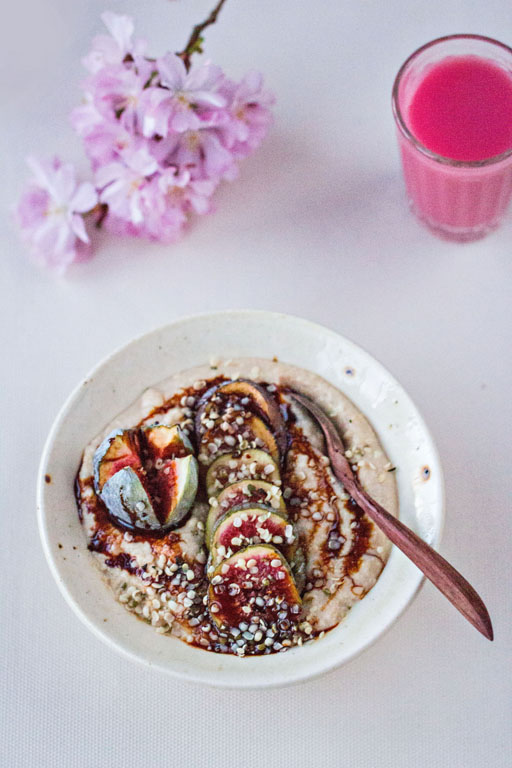 Hirseporridge mit Dattelsirup von Sekem