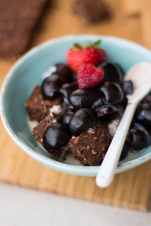 vegane gesunde Brownies mit Sommerobst und Vanillesoße