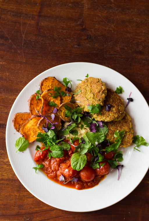 Halloumi Patties und gebackene Süßkartoffel