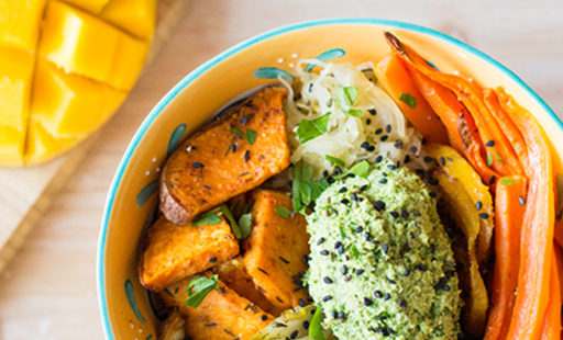 Lunchbowl mit Ofengemüse und Dip auf Sonnenblumenkernbasis (vegan)