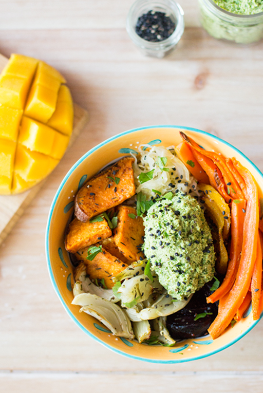 Lunchbowl mit Ofengemüse und veganem Petersiliendip