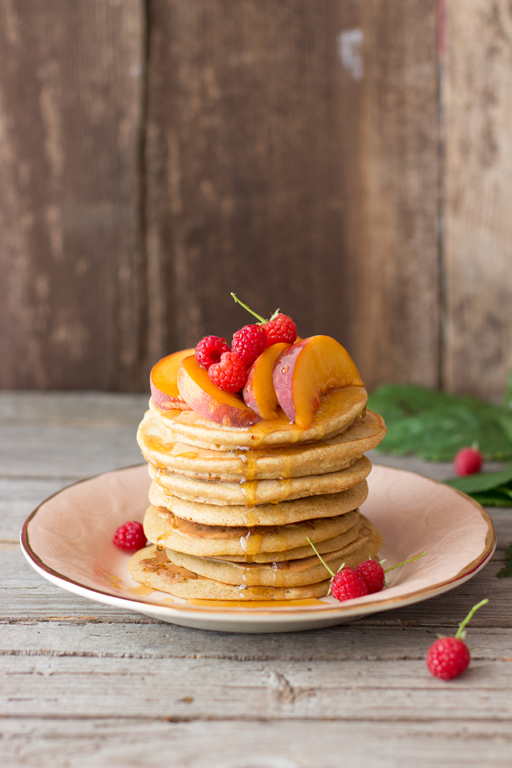 vegane-bananenpancakes-mit-ahornsirup