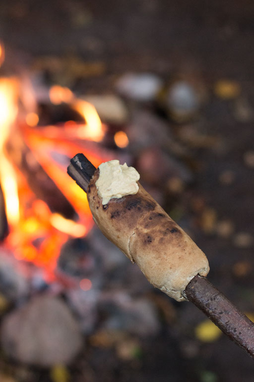 dinkelstockbrot-mit-veganem-dattel-harissa-dip