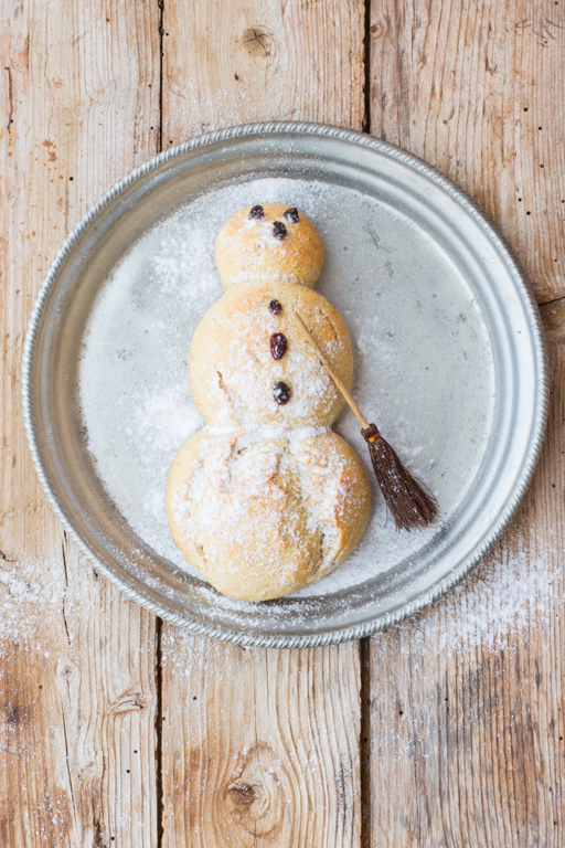 Schneemann aus gesundem Hefeteig